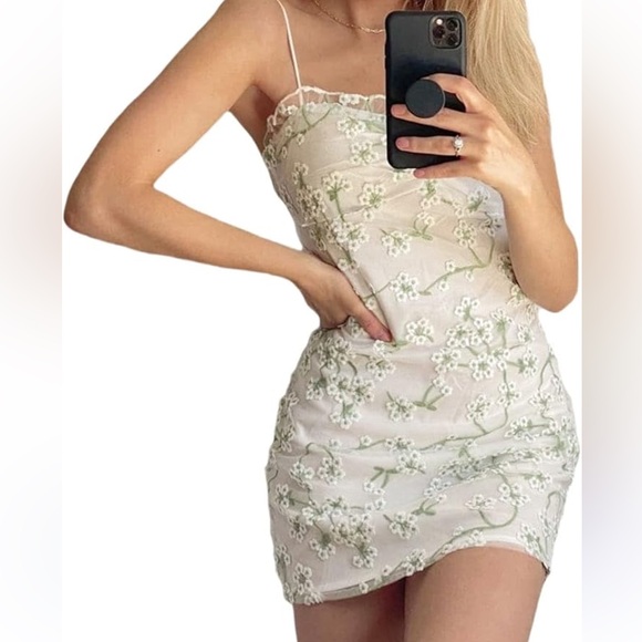 NWT!! 12th Tribe White Floral Embroidered Dress - Picture 3 of 8